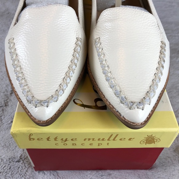 100% Leather Bettye Muller Chet Pointed Toe Loafer - Picture 10 of 11